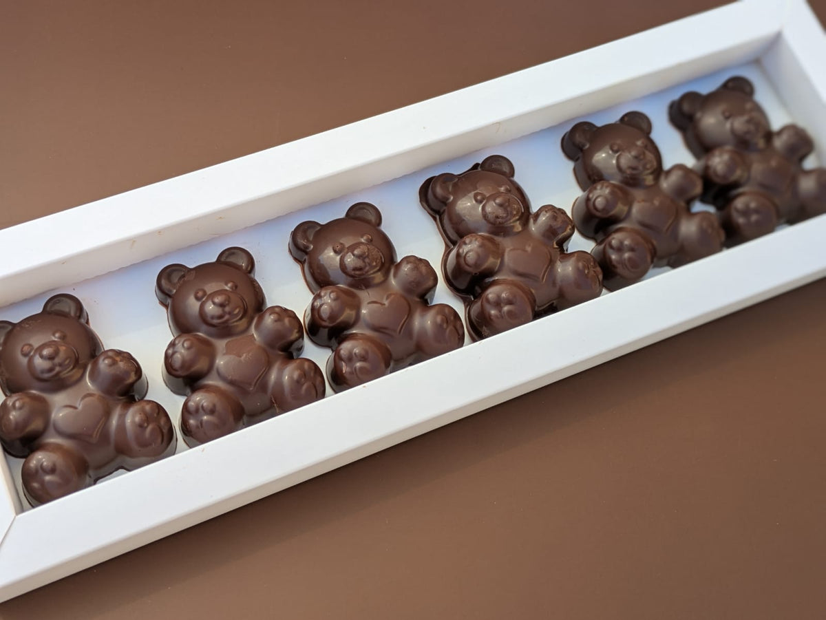 Six oursons en chocolat dans leur boîte
