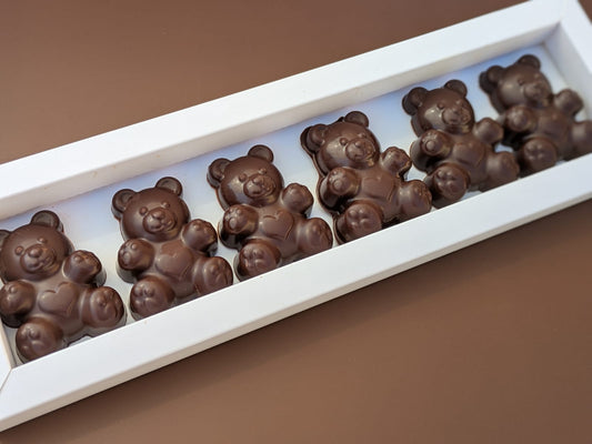 Six oursons en chocolat dans leur boîte