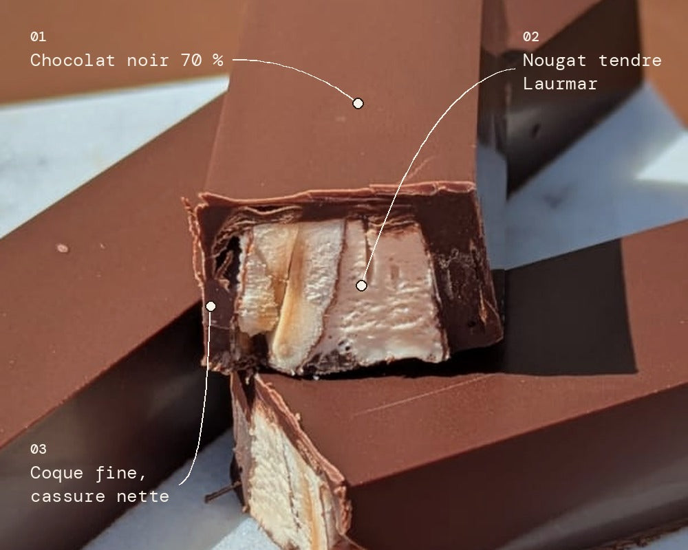 Barre au nougat Laurmar coupée, nougat et amandes sous le chocolat