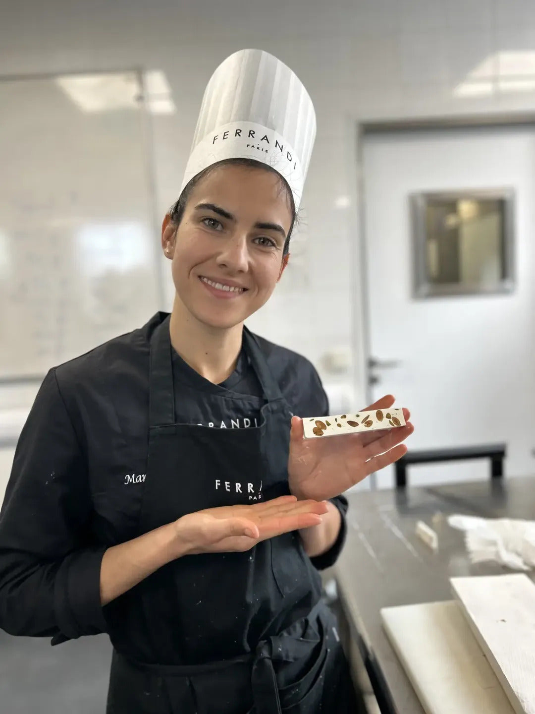 Marion Delade au travail dans l'atelier de Caumont-sur-Durance